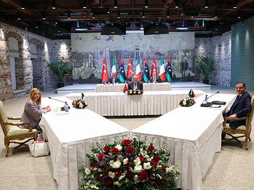 Cumhurbaşkanı Recep Tayyip Erdoğan, İtalya Başbakanı Giorgia Meloni ve Libya Ulusal Birlik Hükûmeti Başbakanı Abdulhamid Dibeybe ile Türkiye, İtalya ve Libya İşbirliği Zirvesi kapsamında bir araya geldi.